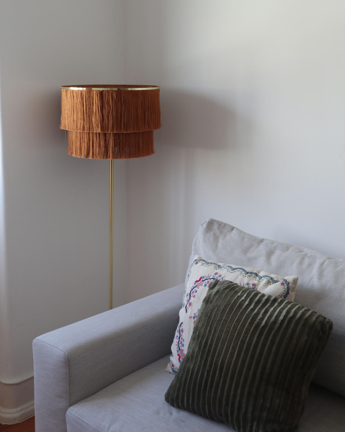 LAMPĂ DE PODEA maro Peristeri - maro/auriu, metal (40/40/137cm) - Beliani