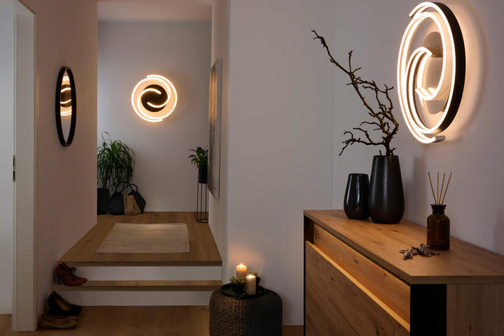 Flur mit abstrakten Wandleuchten