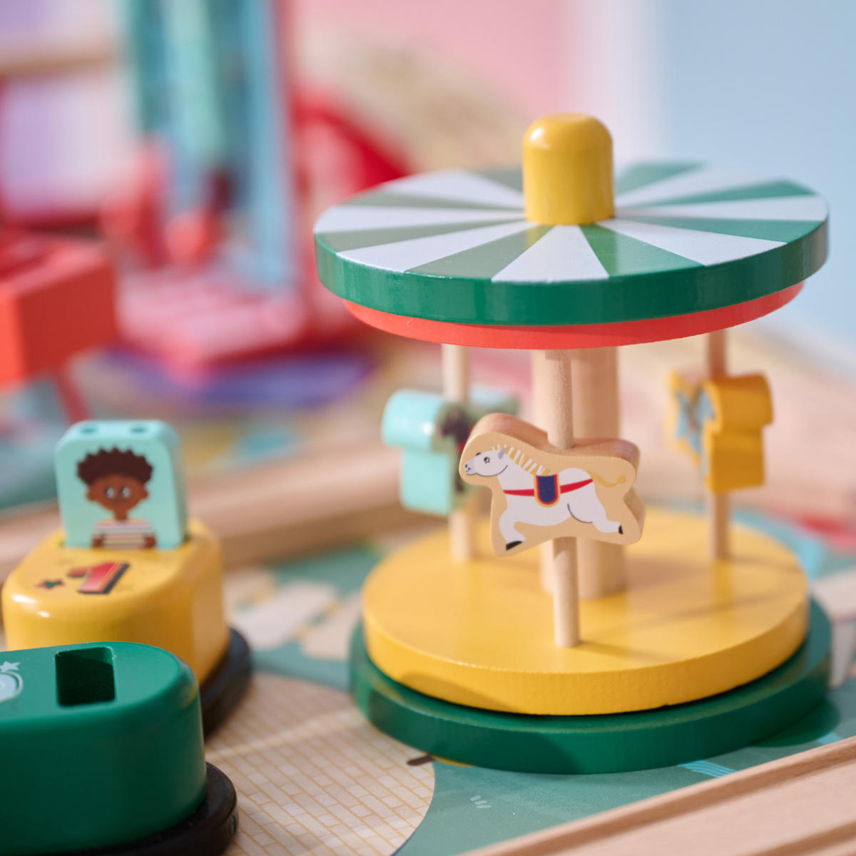 EISENBAHN Spieltisch mit 6 Mini-Spielen & Aufbewahrung, Mehrfarbig, 30cm - Multicolor, Holzwerkstoff (47/62cm) - Teamson Kids