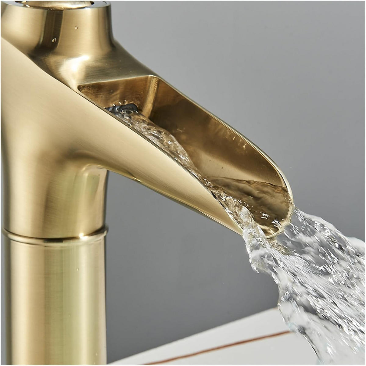 ARMATUR, elegantes Golddesign, inklusive 60 cm langem, flexiblem Schlauch (32 x 14 cm). - Goldfarben, Metall (37/7/22cm) - Vallsero