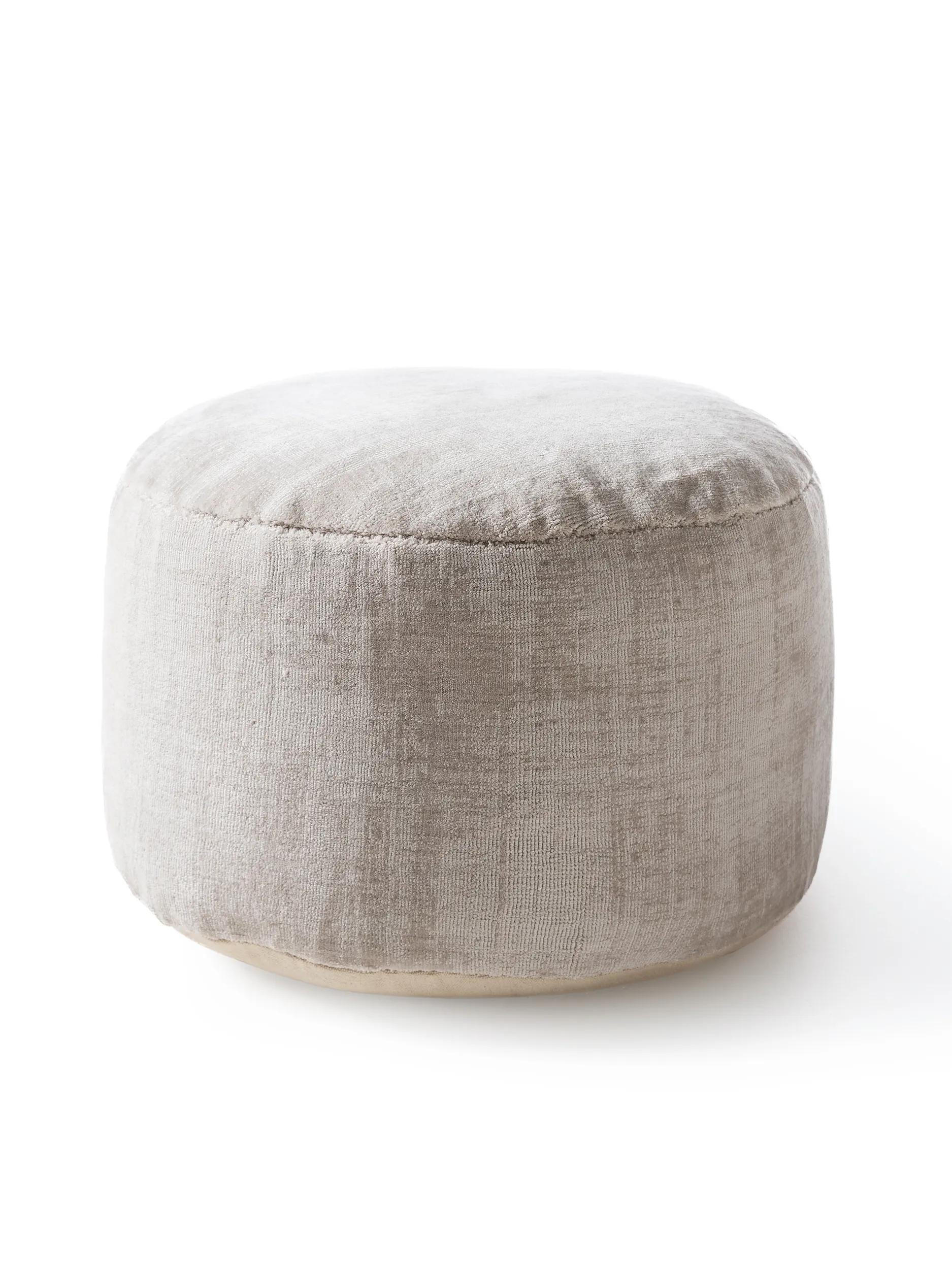 POUF Nova Hellgrau 55x55x30 cm - Hellgrau, Textil (55/30/55cm) - benuta Pure