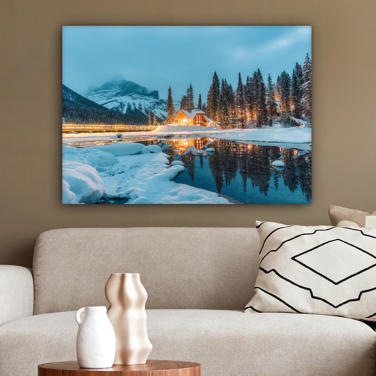 LEINWANDBILD Winterlandschaft - Natur - Haus - Berge - Schnee Wandbilder 80x60 cm - Hellblau, Textil (80/60cm) - MuchoWow