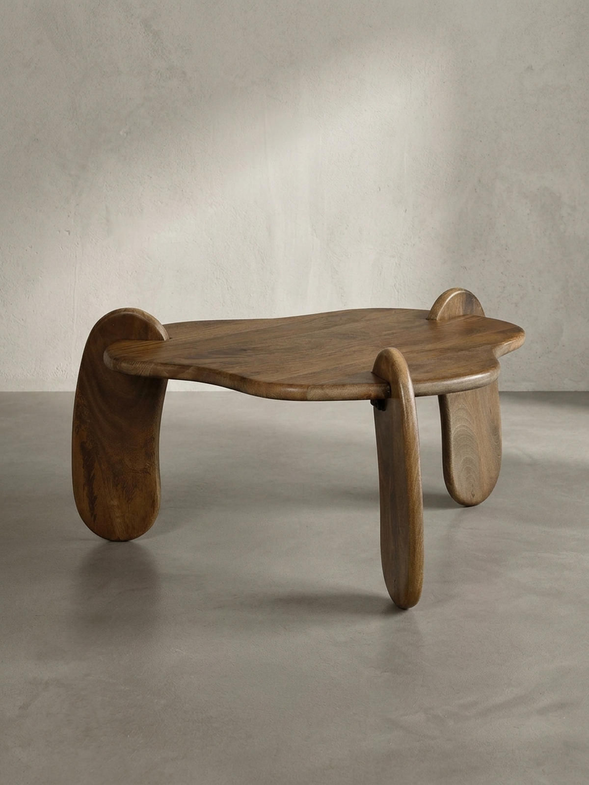 COUCHTISCH in Walnussfarbe aus Mangoholz Massiv, Niedriges Dreibein-Design, Organisch, 78x78x39.5cm - Braun, Holz (78/78/40cm) - KADIMA DESIGN
