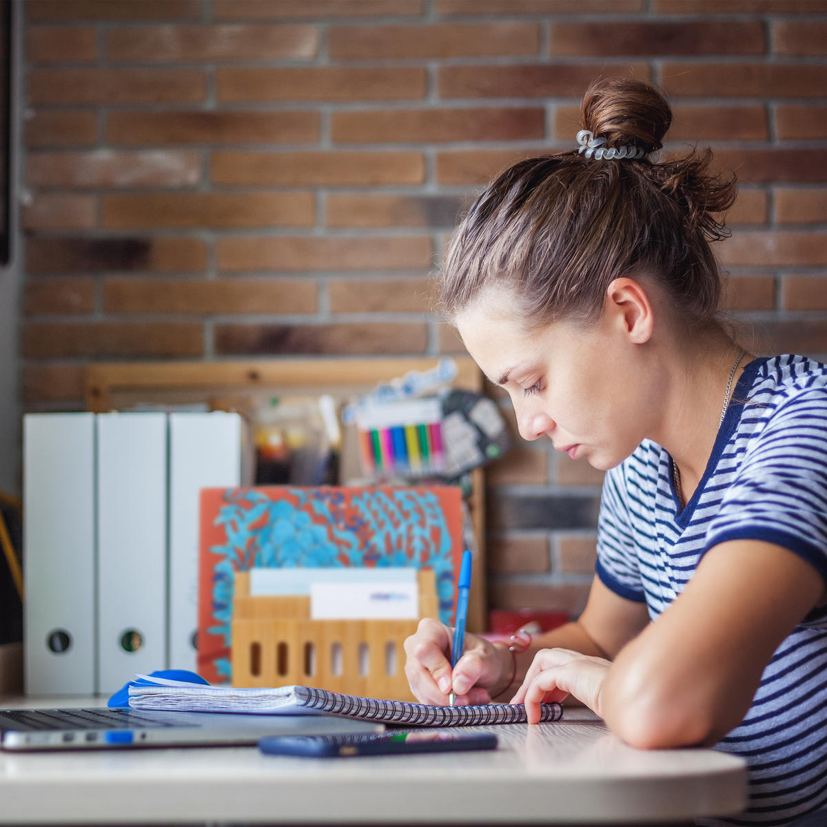 DRŽIAK na papiere - svetlohnedá, drevo (18/13/8cm) - Relaxdays