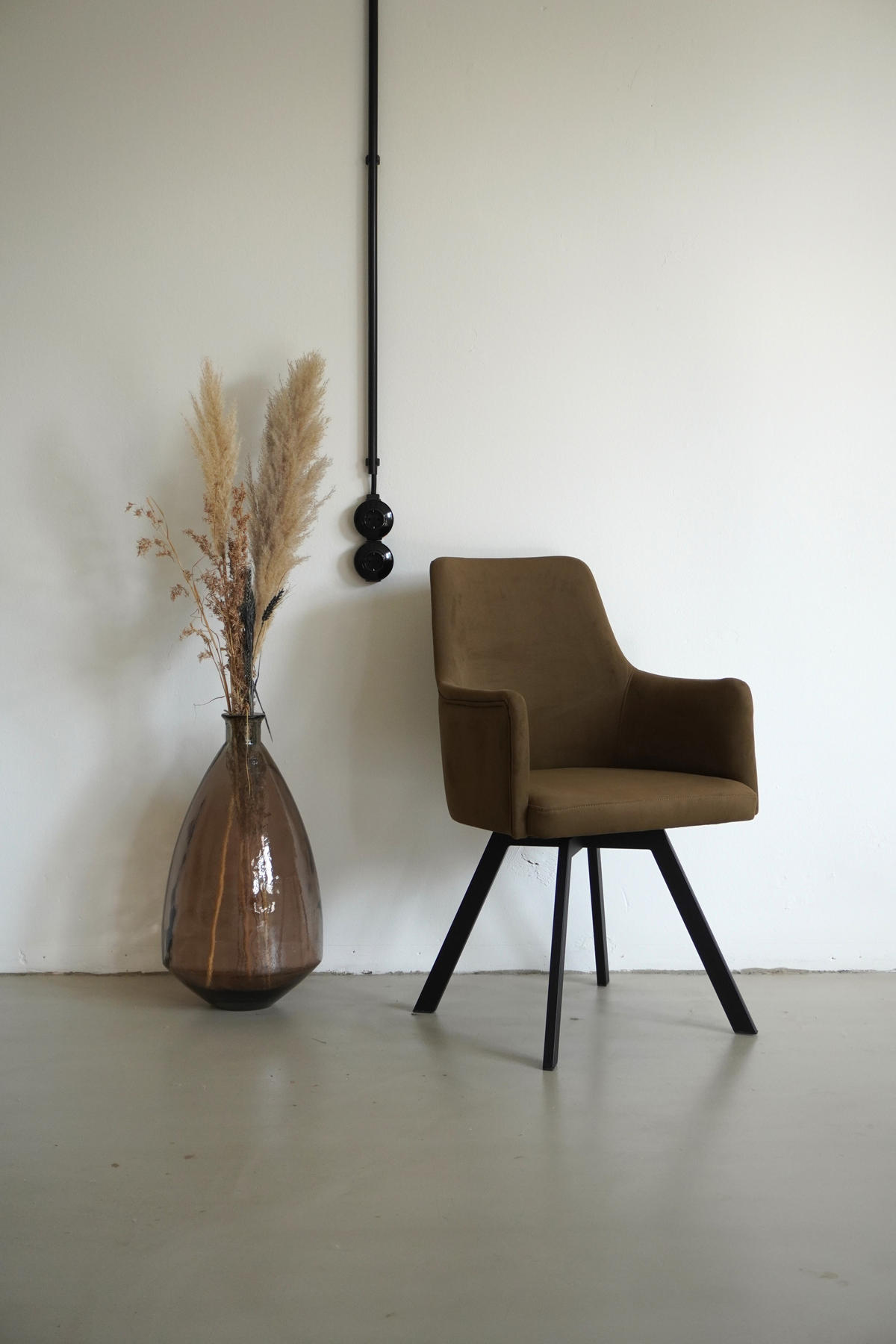 ARMLEHNENSTUHL Sello oliv mit T-Fuß drehbar - Schwarz/Olivgrün, Textil/Metall (55/90/58cm) - INKA furniture