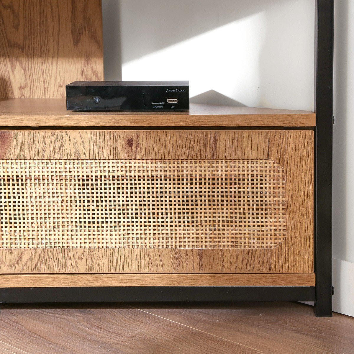 ROHOVÁ TV skříňka s 1 dvířky a ratanovým závěsem, šířka 100 cm - JAYA - jabloňová, kompozitní dřevo (30/45/100cm) - Calicosy