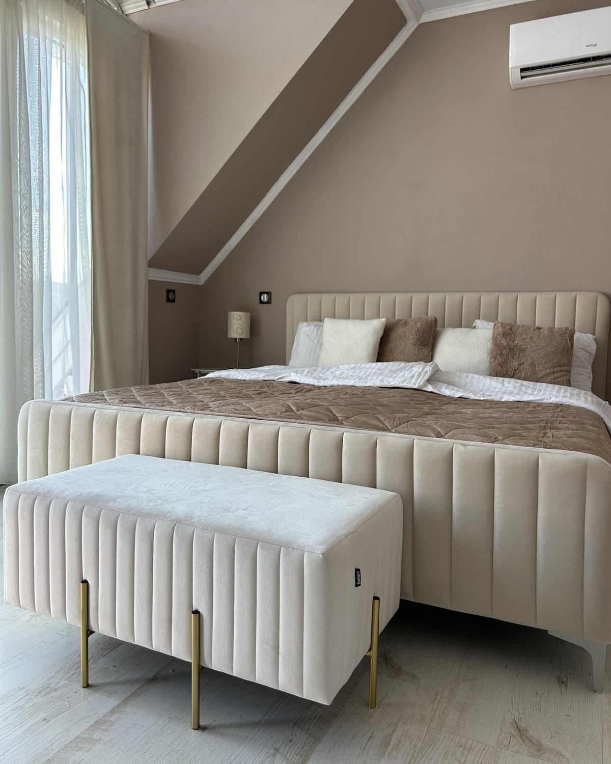 POSTEL s roštem 180/200 cm Sametová látka Světle béžová Lunan - béžová, textil (180/200cm) - Beliani