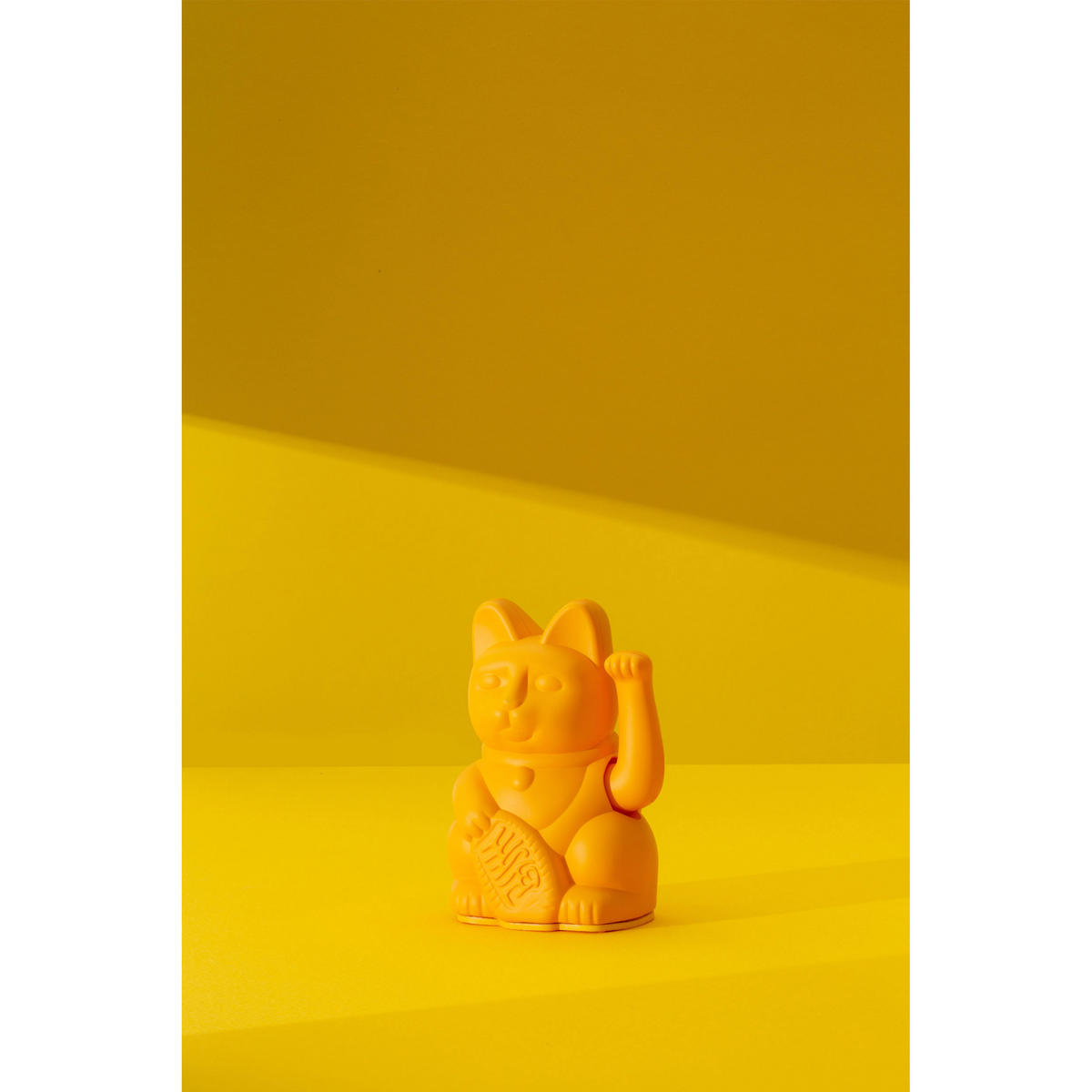 WINKEKATZE Lucky Cat Mini Maneki Neko, Kunststoff, Dunkelgelb, 9.8 cm - Gelb, Kunststoff (6.7/9.8/5.2cm) - Donkey Products