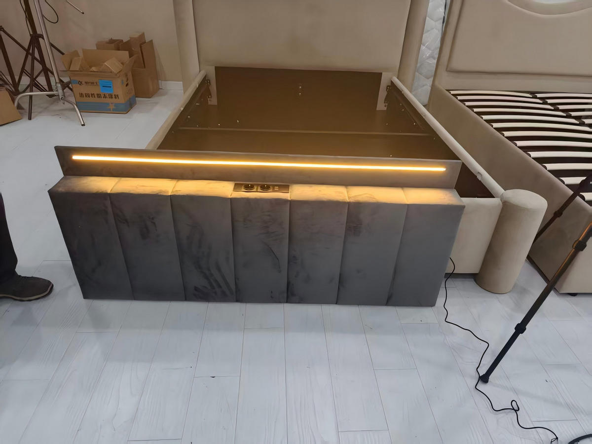 ČALOUNĚNÁ postel 90x200 cm tmavě šedá ze sametu s LED osvětlením, hydraulickým úložným boxem a nabíjecím konektorem - tmavě šedá, textil (90/200cm) - OKWISH