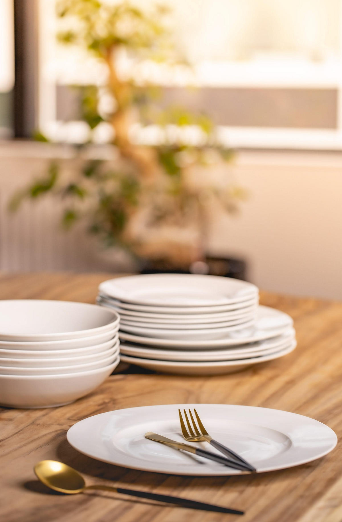 GESCHIRRSET18-TEILIG GESCHIRRSETWeiß - 18-teilig / 6 Personen - 6 Speiseteller, 6 SUPPENTELLER und 6 FRÜHSTÜCKTELLER - Weiß, Keramik (2/2/1cm) - Studio Tavola