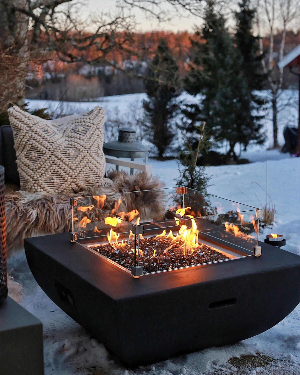 FEUERTISCH Aurora Gasfeuerstelle aus GF-Beton - 4-tlg. Set inkl. Glasumrandung, Brennerabdeckung und Gasflaschen-Abdeckung - Schwarz, Naturmaterialien (86/36/86cm) - Elementi