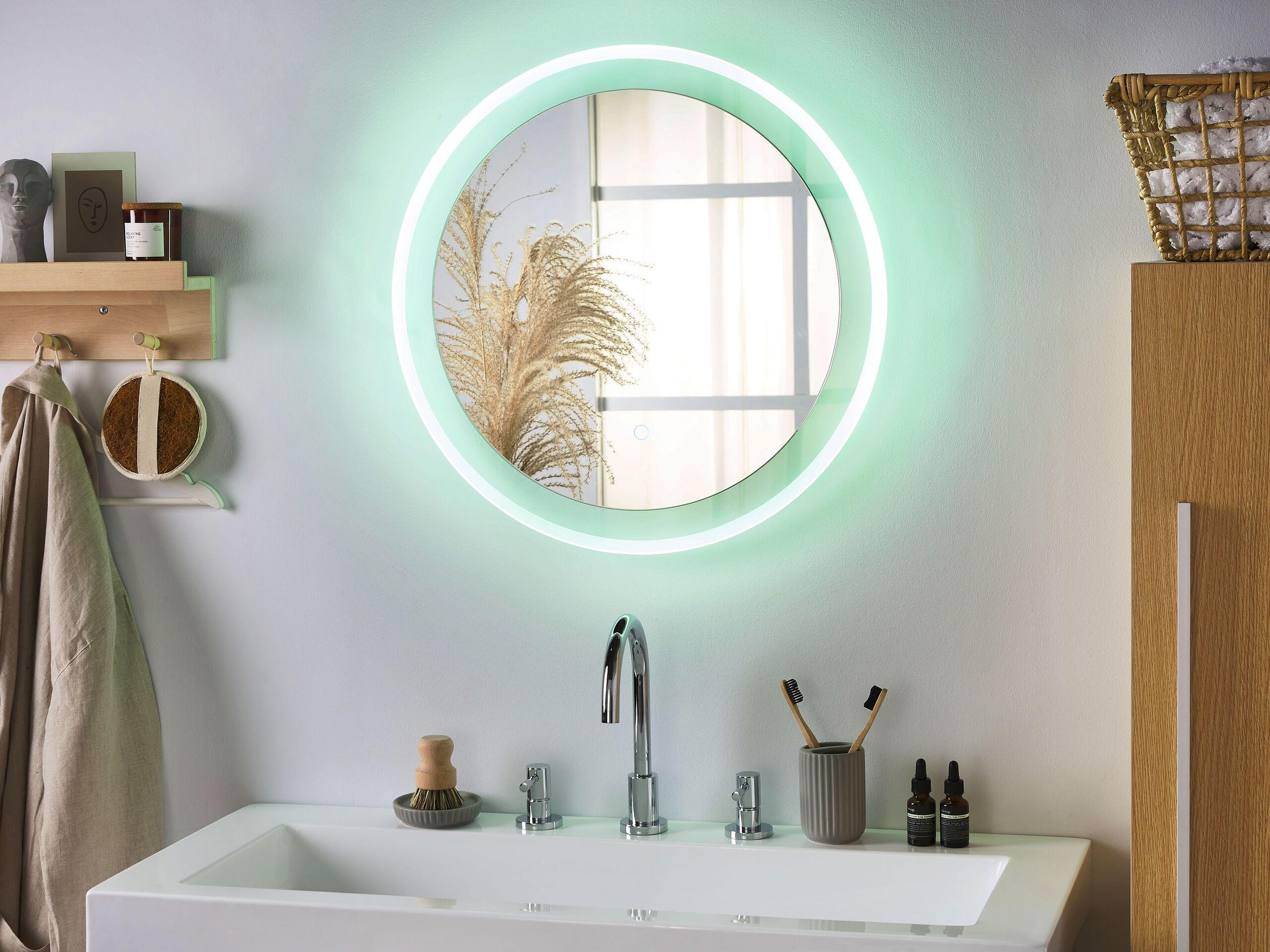 BADSPIEGEL mit LED-Beleuchtung 58 cm Brinay - Silberfarben, Glas (60/60/4cm) - Beliani
