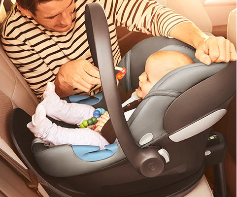 Baby in Babyschale im Auto