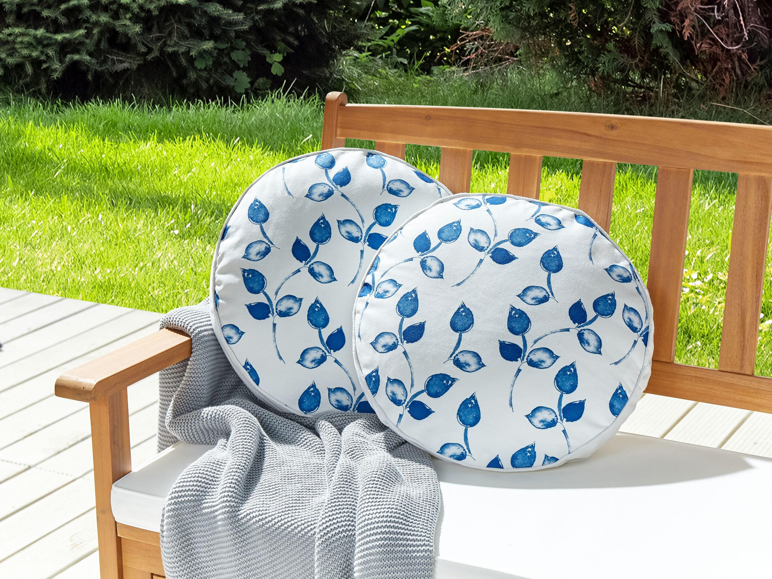 GARTENKISSEN 2er-Set Blattmotiv weiß/blau 40 cm Torbora - Weiß, Textil (40/40cm) - Beliani