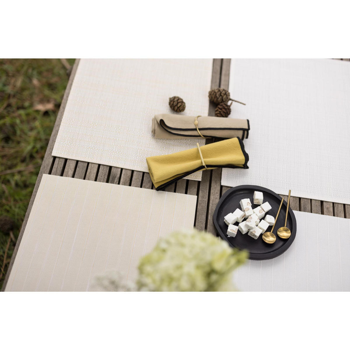 TISCHSET Manoka schneeweiß/silber 33 x 45 cm - Weiß, Textil (33/45cm) - Winkler