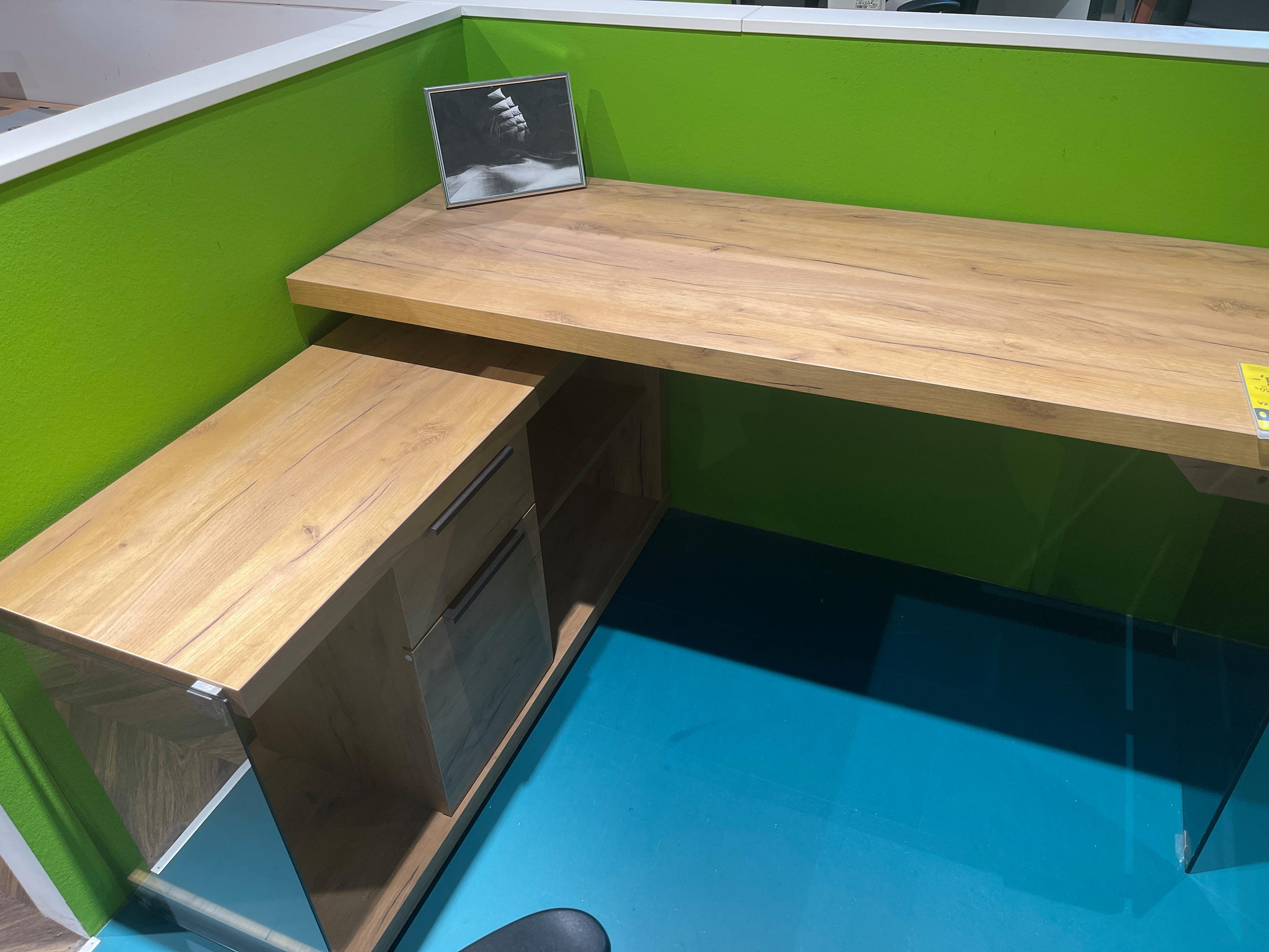 Kotna pisalna miza - Venda