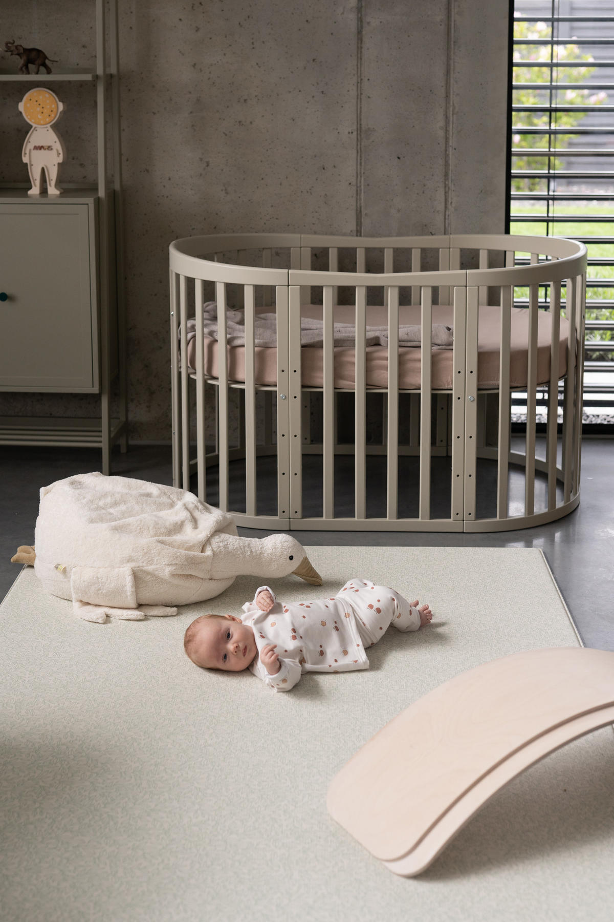 BABYBETT OLIVE OVAL 7in1 mit Matratze - Olivgrün, Holz/Textil
