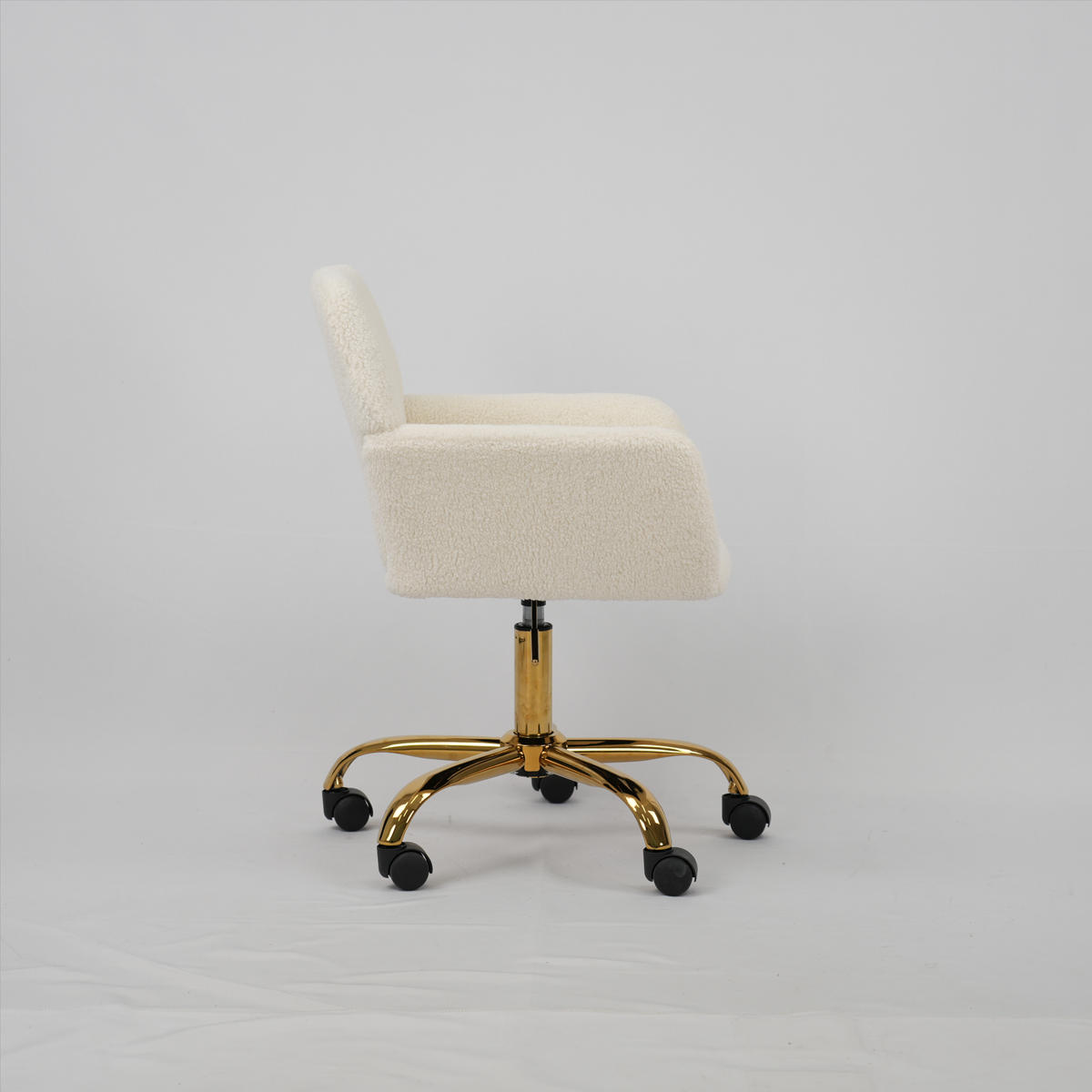 DREHSTUHL DE-41052 mit Kunstpelz-Bezug und goldenen Beinen Weiß - Weiß, Metall (53/55/53cm) - ComfortXL
