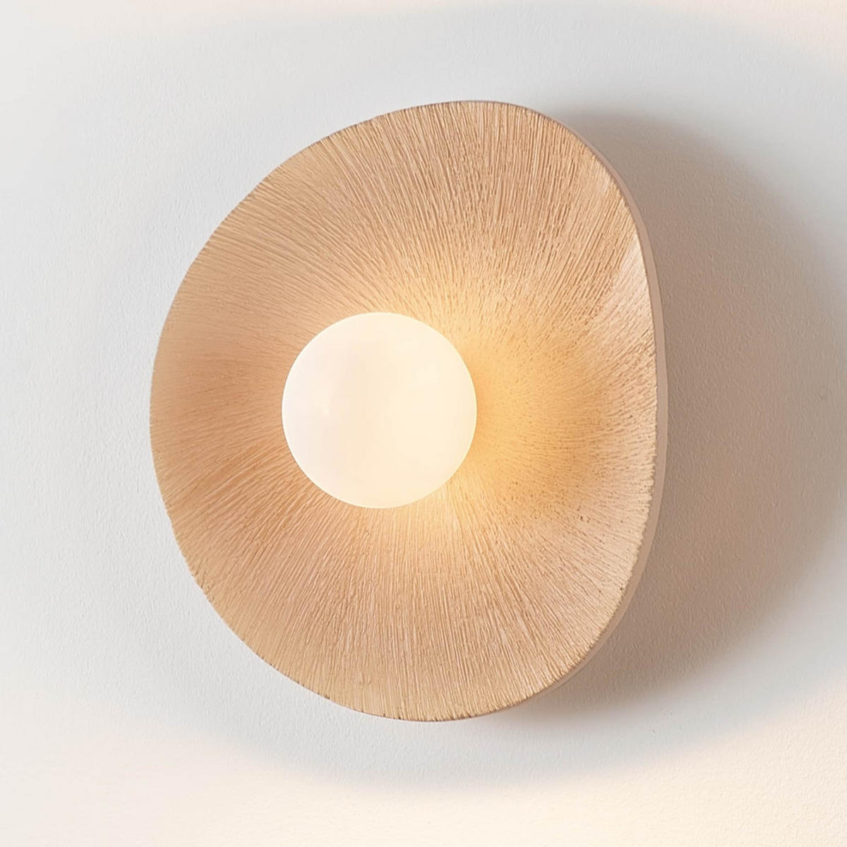WAND- oder Deckenleuchte aus strukturiertem Keramik und weißem Glas - Niria - Beige, Keramik (32/32/14cm) - KOSILUM
