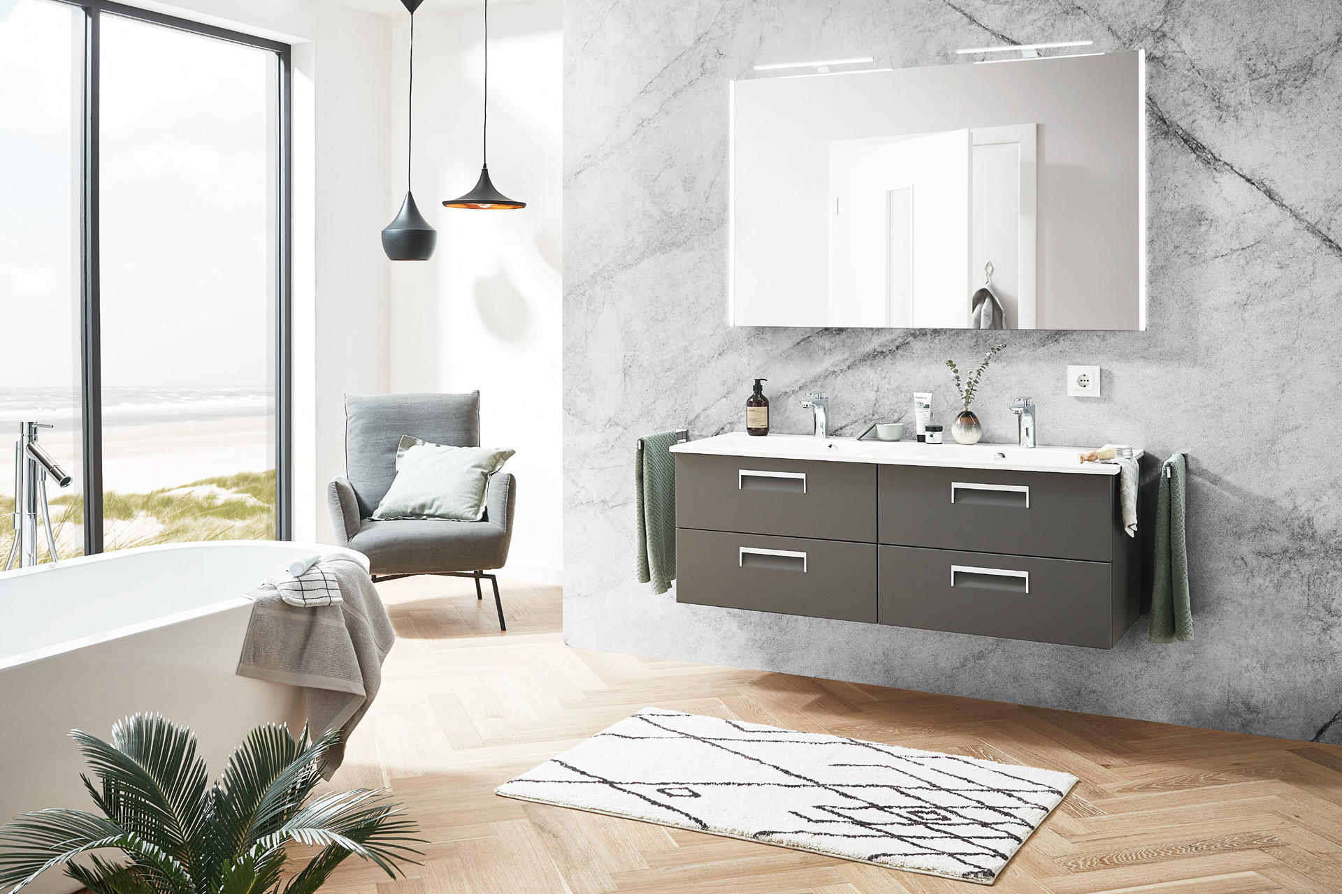 Badezimmer mit Holzboden