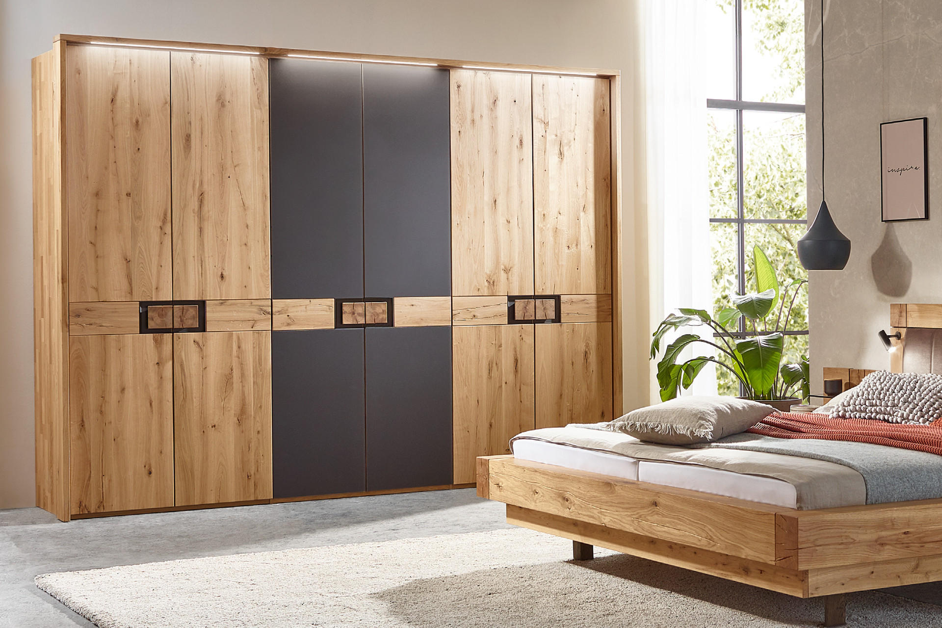 Massivholzschrank mit dunklen Fronten-Highlights