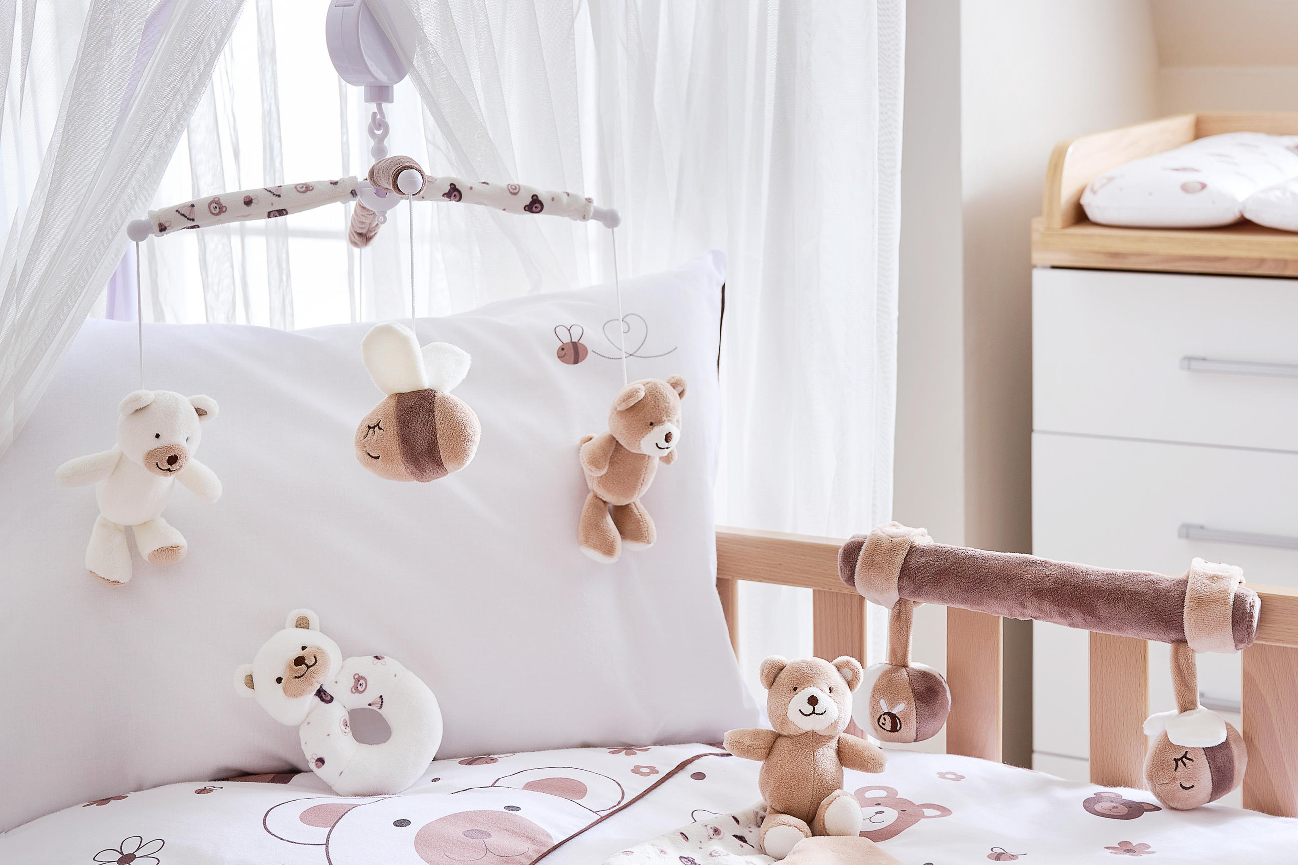 Babybett Bettwäsche weiß mit kleinen braunen Plüschtieren