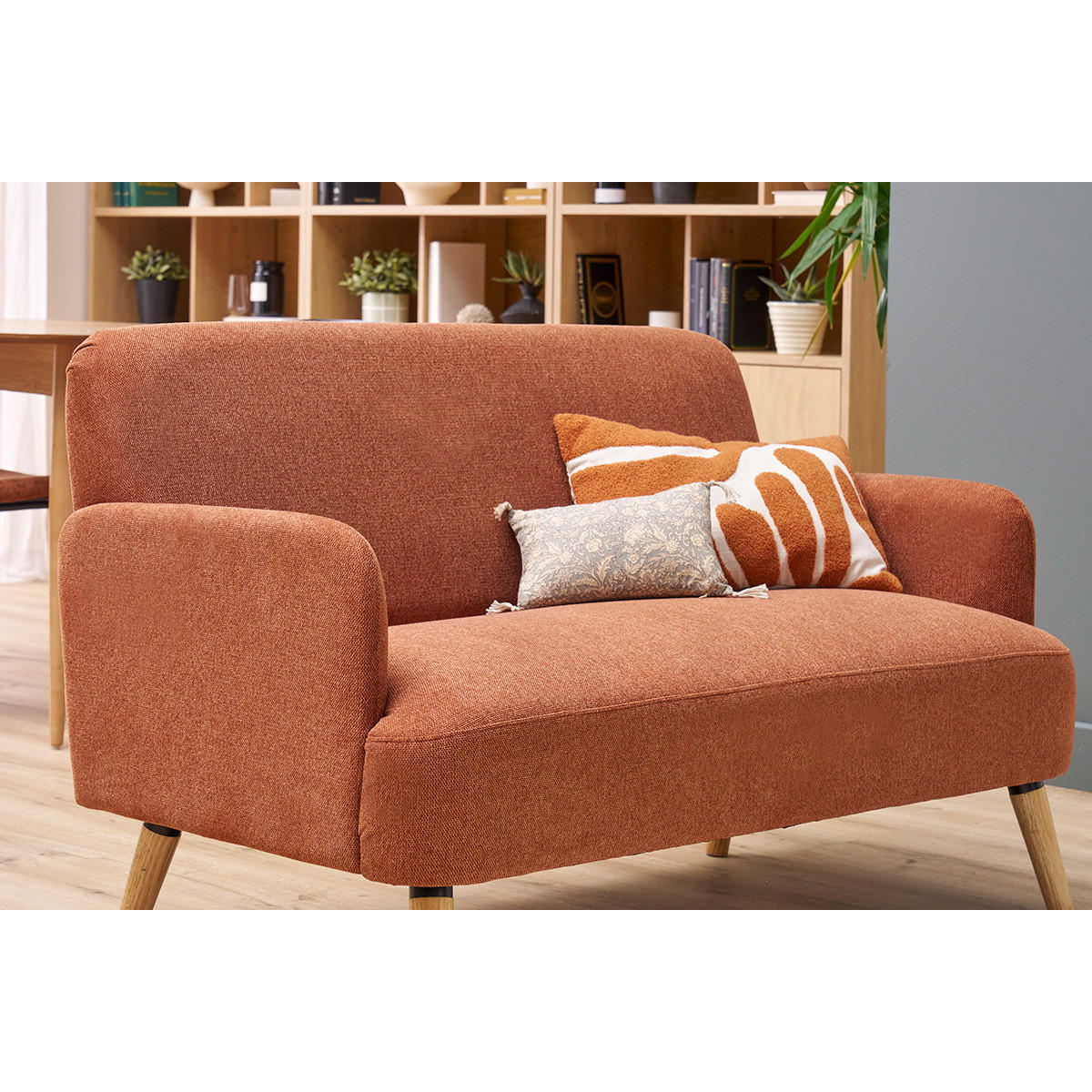 SOFA 2-Sitzer Rostbrauner Stoff Samteffekt Helles Holz ISKO - Terracotta, Textil (131/81/76.5cm) - Miliboo