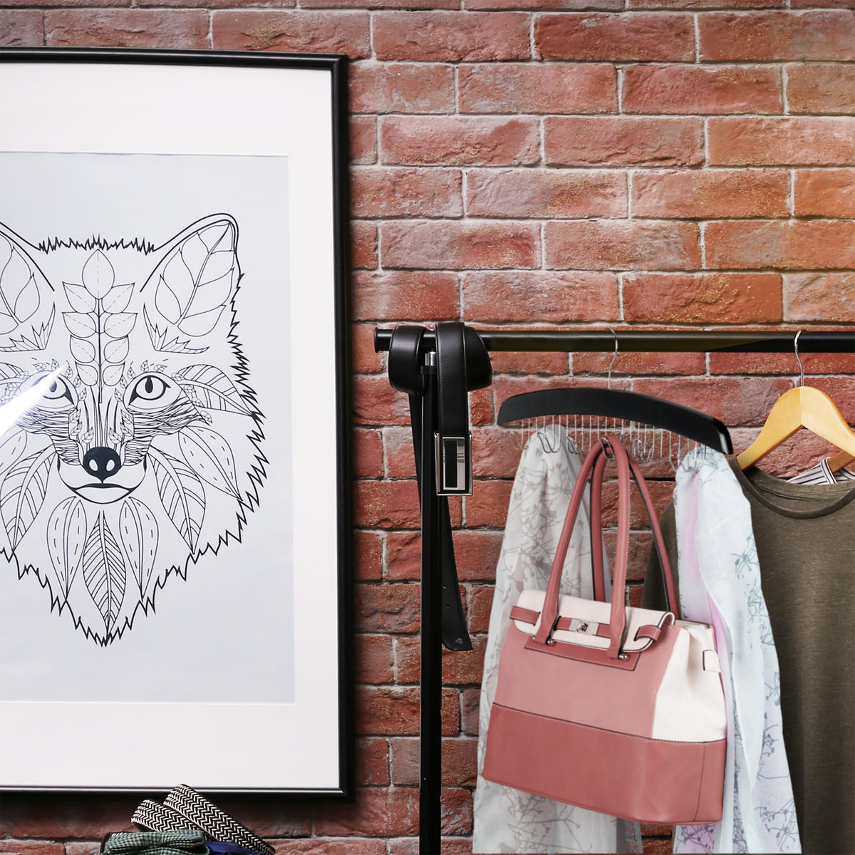 DRŽIAK opasku - čierna, kov/drevo (43/17.5/5.5cm) - Relaxdays