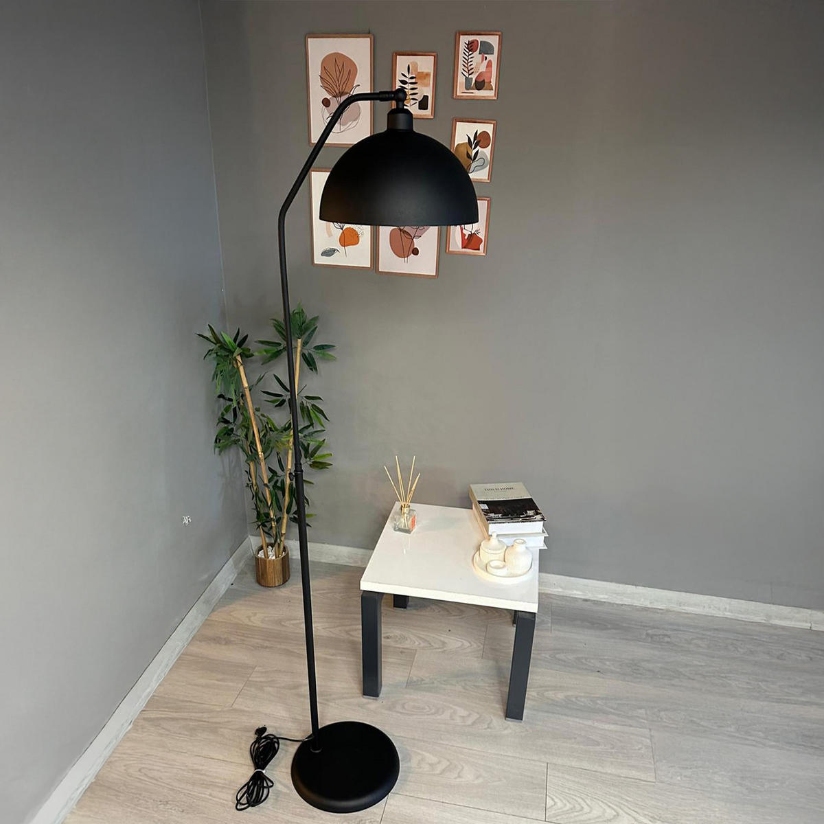 STEHLAMPE Helvik aus Metall mit E27, verstellbarer Lampenschirm - Schwarz, Metall (37/37/170cm) - Bamyum
