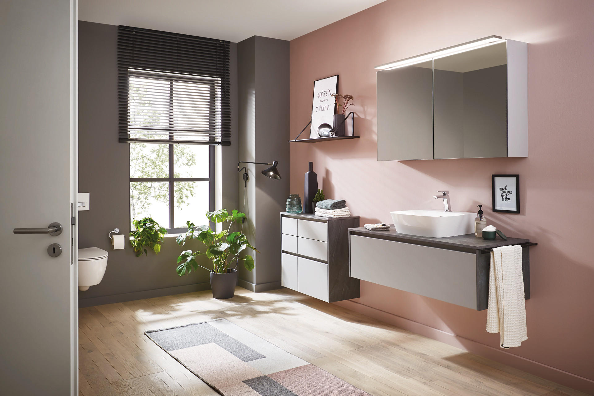 Badezimmer mit rosa Wand