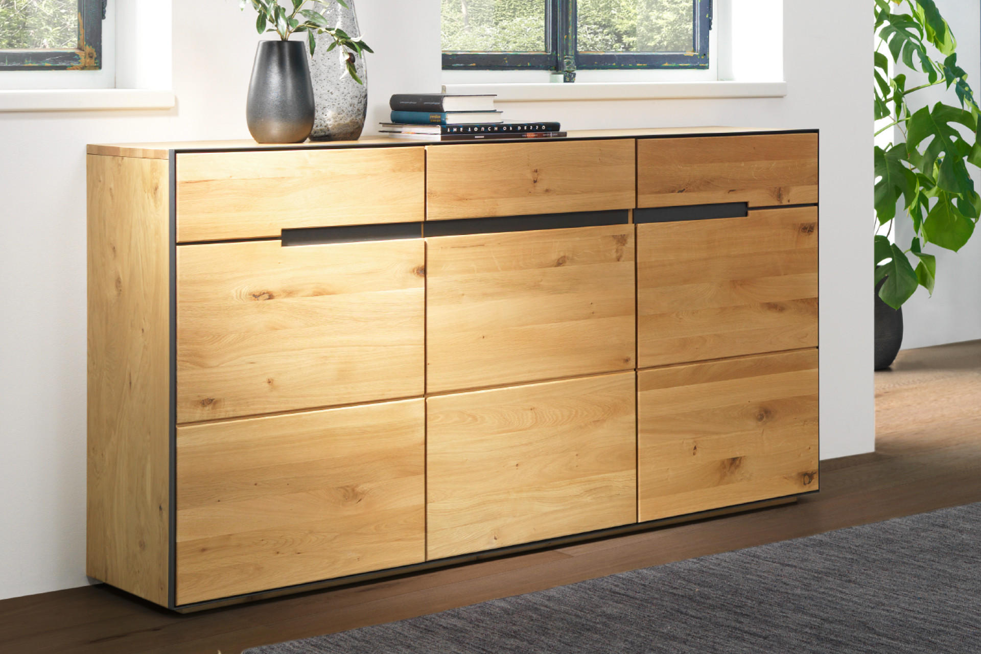 Grifflose Holzkommode in Teilmassiv