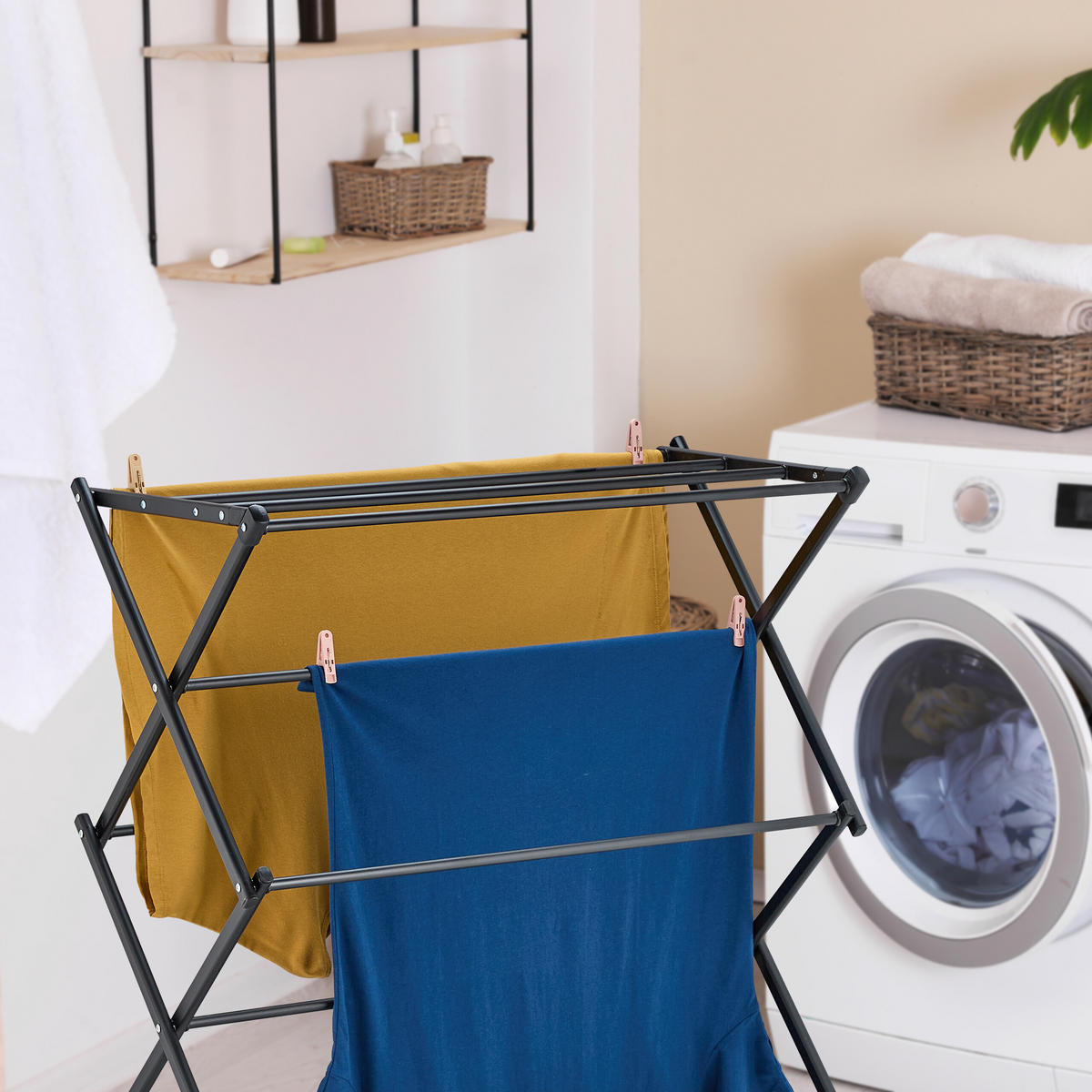 STOJAN na prádlo - čierna, kov/plast (74/105/37cm) - Relaxdays