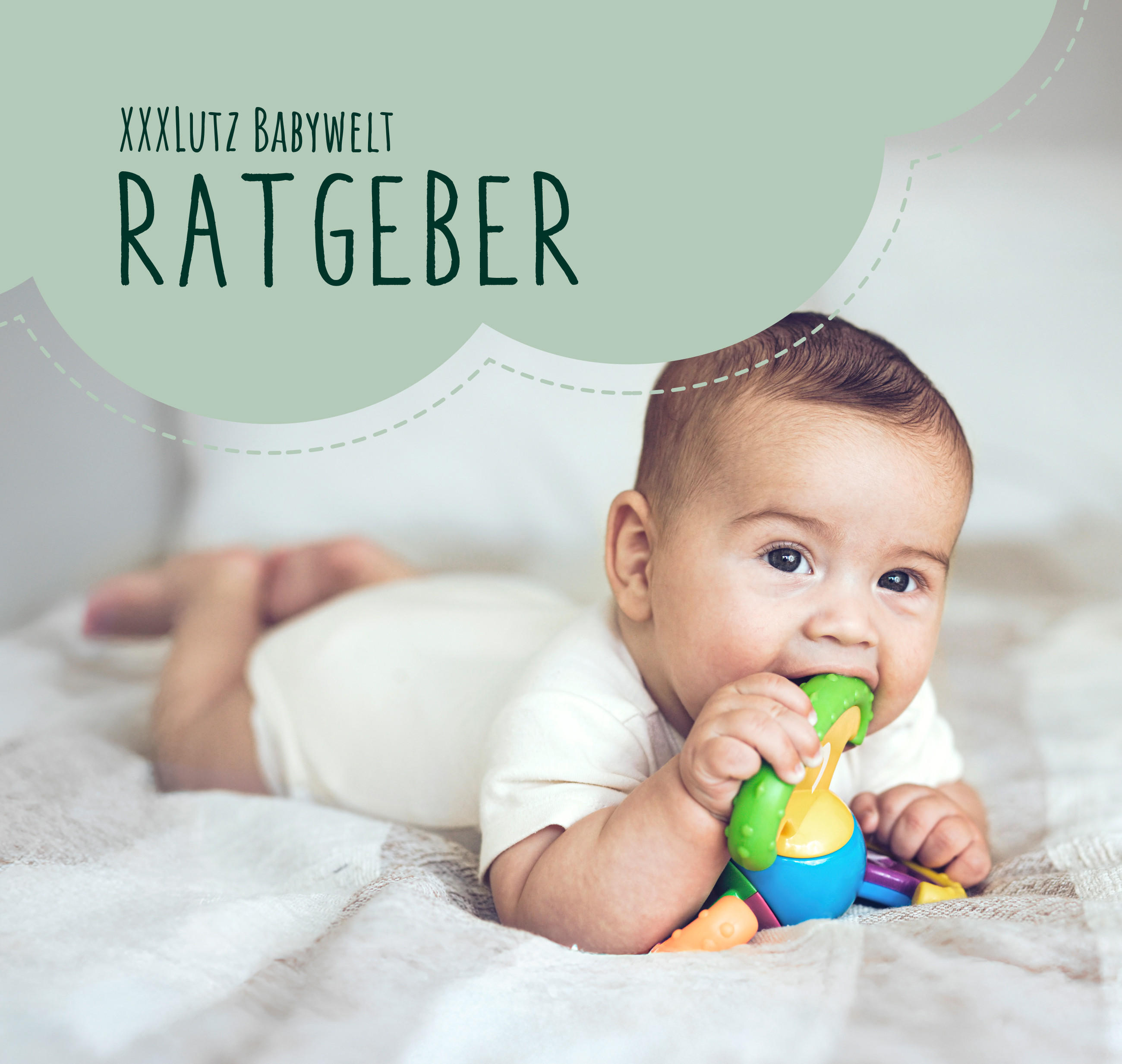 Ein Säugling liegt auf dem Bauch auf einer hellen, gemusterten Decke. Der Kopf ist leicht angehoben, die Arme sind nach vorne gestreckt. Links im Bild befindet sich eine grüne, wolkenförmige Fläche mit klar lesbarer Schrift: XXXLutz Babywelt Ratgeber