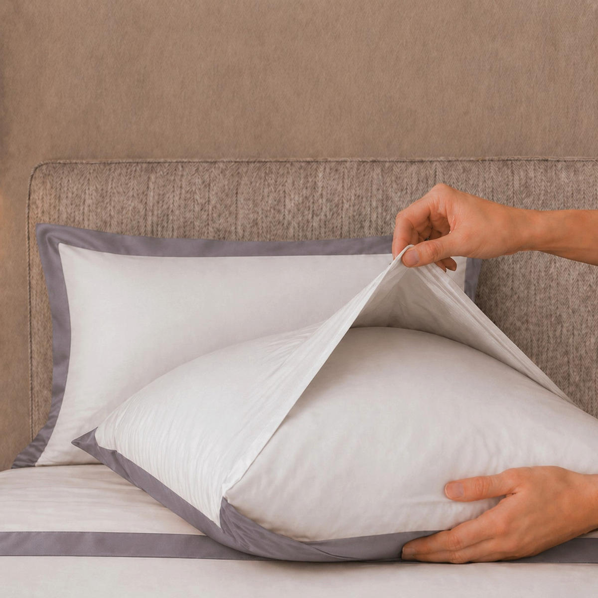 KOMPLET posteljnine iz 100 % bombaža z dekorativnim satenastim robom Temno siva ; Posteljnina za posteljo 120–130 cm - temno siva, tekstil (130/200cm) - The White Stone