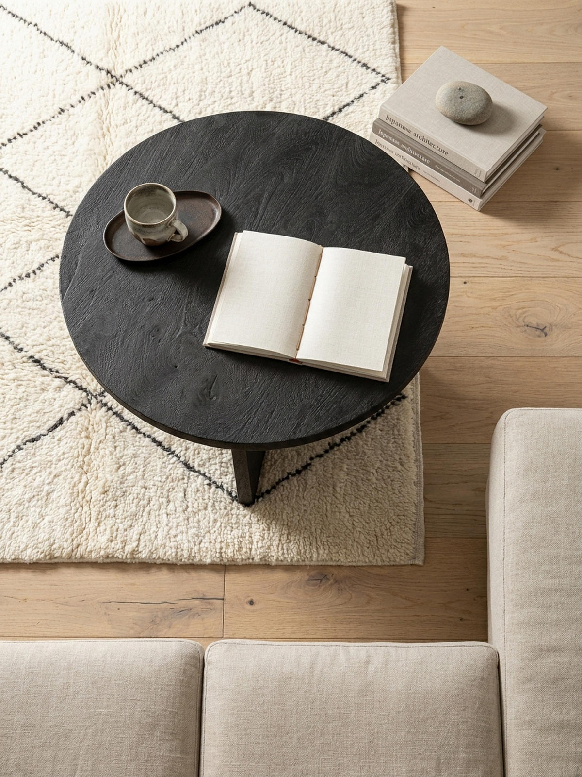 COUCHTISCH rund in Schwarz, aus Massivholz Mango, 60x60x33cm, Dreibein-Design, mit Naturholzmaserung - Schwarz, Holz (60/60/33cm) - KADIMA DESIGN