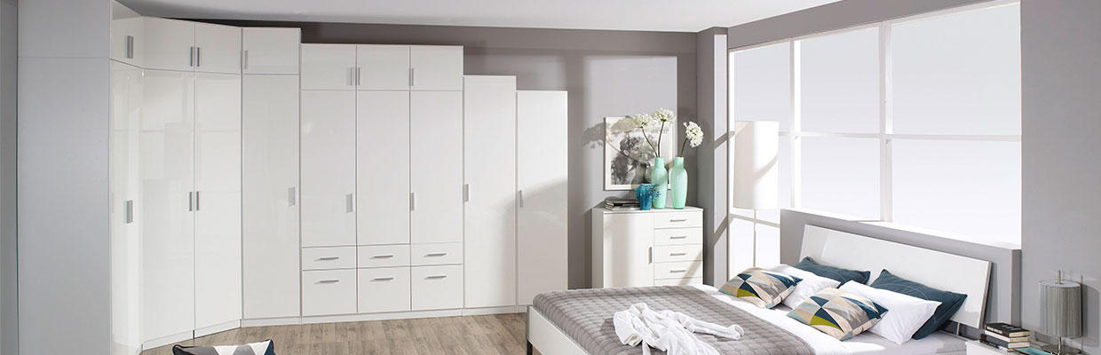 Schlafzimmer mit weißen Möbeln, einschließlich eines Schranksystem Celle.