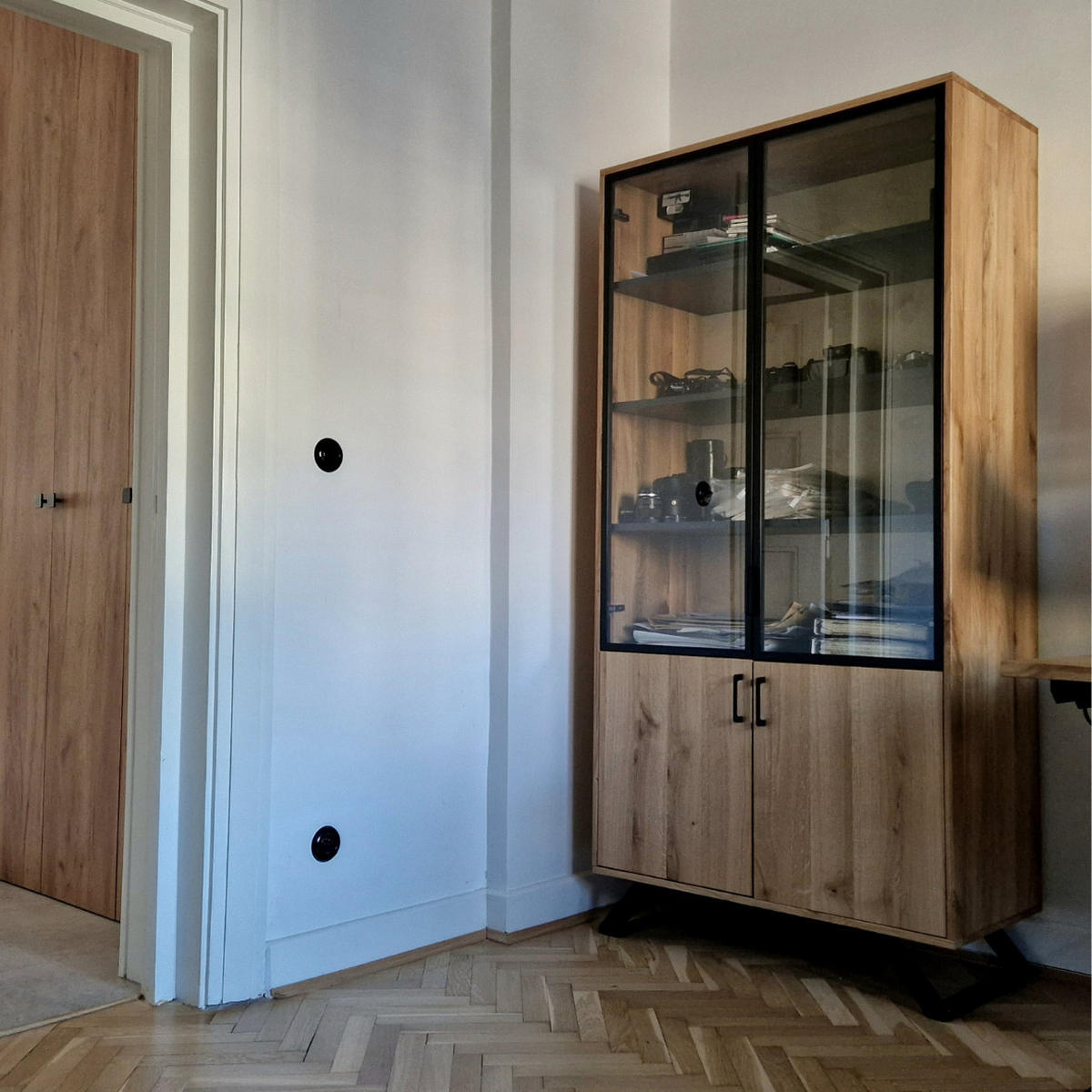 VITRINE Industrielle ins Wohnzimmer JORGEN - Eichefarben, Holz (100/200/45cm) - Rawood Furniture
