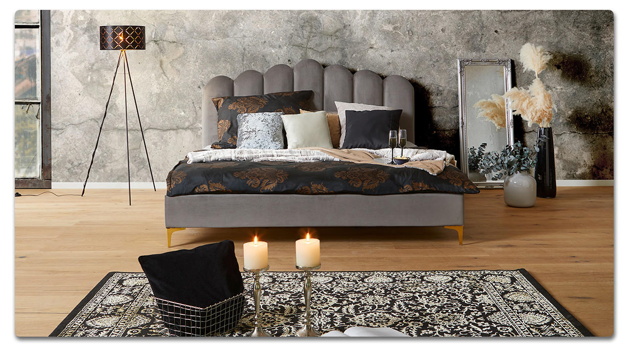 Schlafzimmer in Grau mit romantischer Deko & Beleuchtung