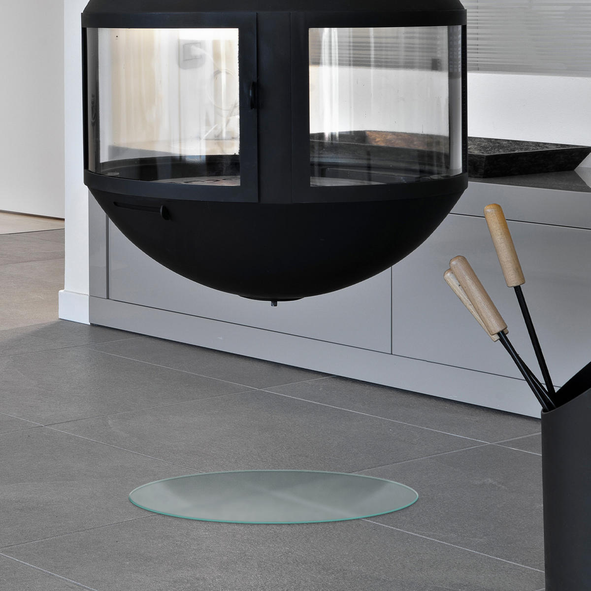 SKLENĚNÁ PODLOŽKA pod kamna Ø50 cm – mléčné sklo - průhledná, sklo (50/60/0.4cm) - TULUP