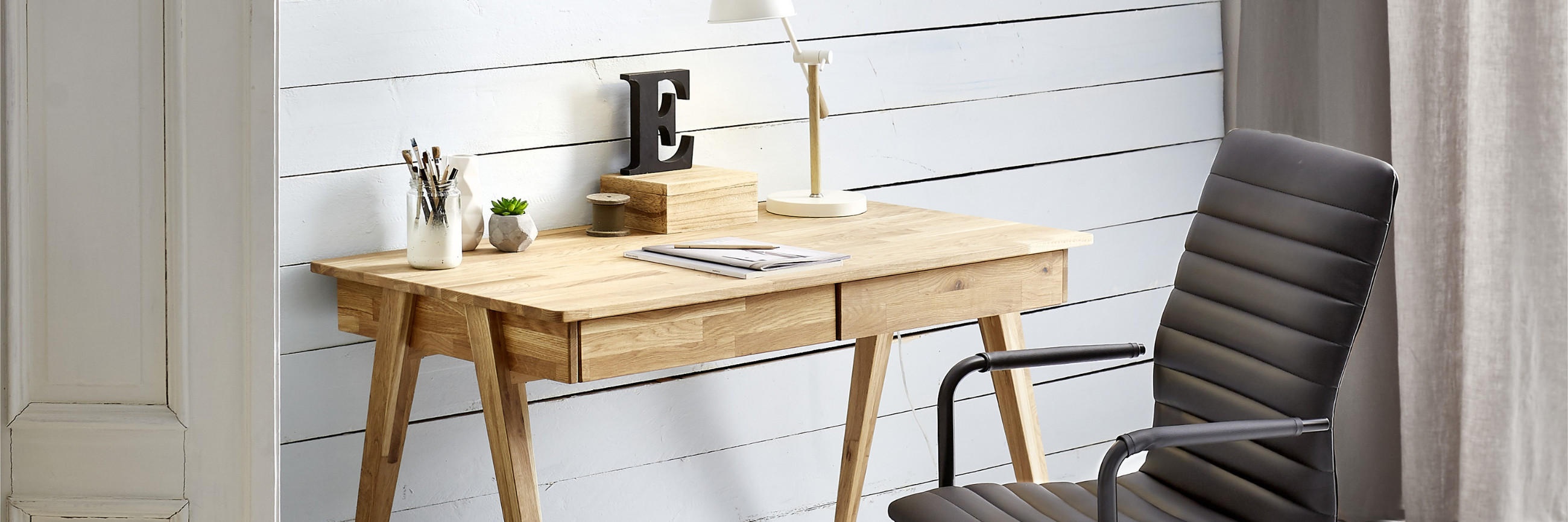 Moderner und kompakter Schreibtisch aus Holz fürs Homeoffice