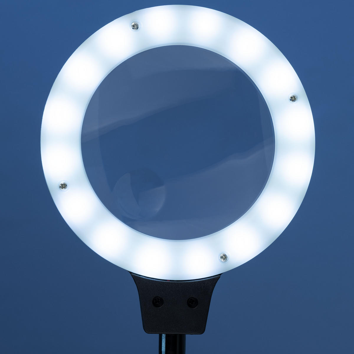 HALTER TE-802 - Dritte Hand mit Lupe, Lötkolbenhalter, Lötzinnbehälter, LED dimmbar, Ø85 mm, 2,5x/4x, USB/4x AA - Multicolor, Kunststoff/Metall (18/20/19cm)