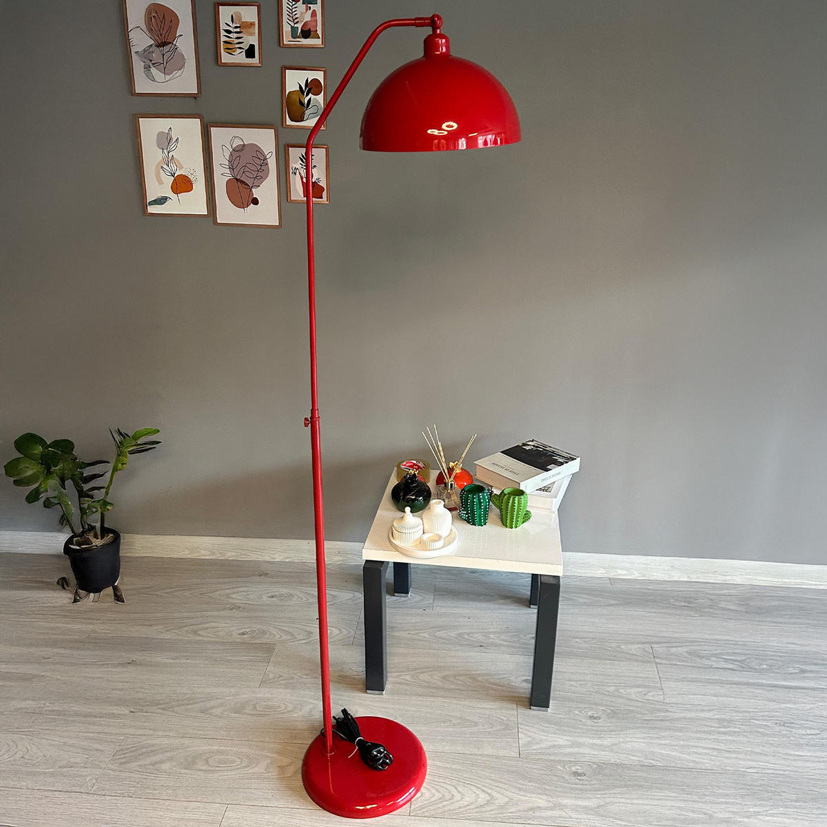 STEHLAMPE Helvik aus Metall mit E27, verstellbarer Lampenschirm - Rot, Metall (37/37/170cm) - Bamyum