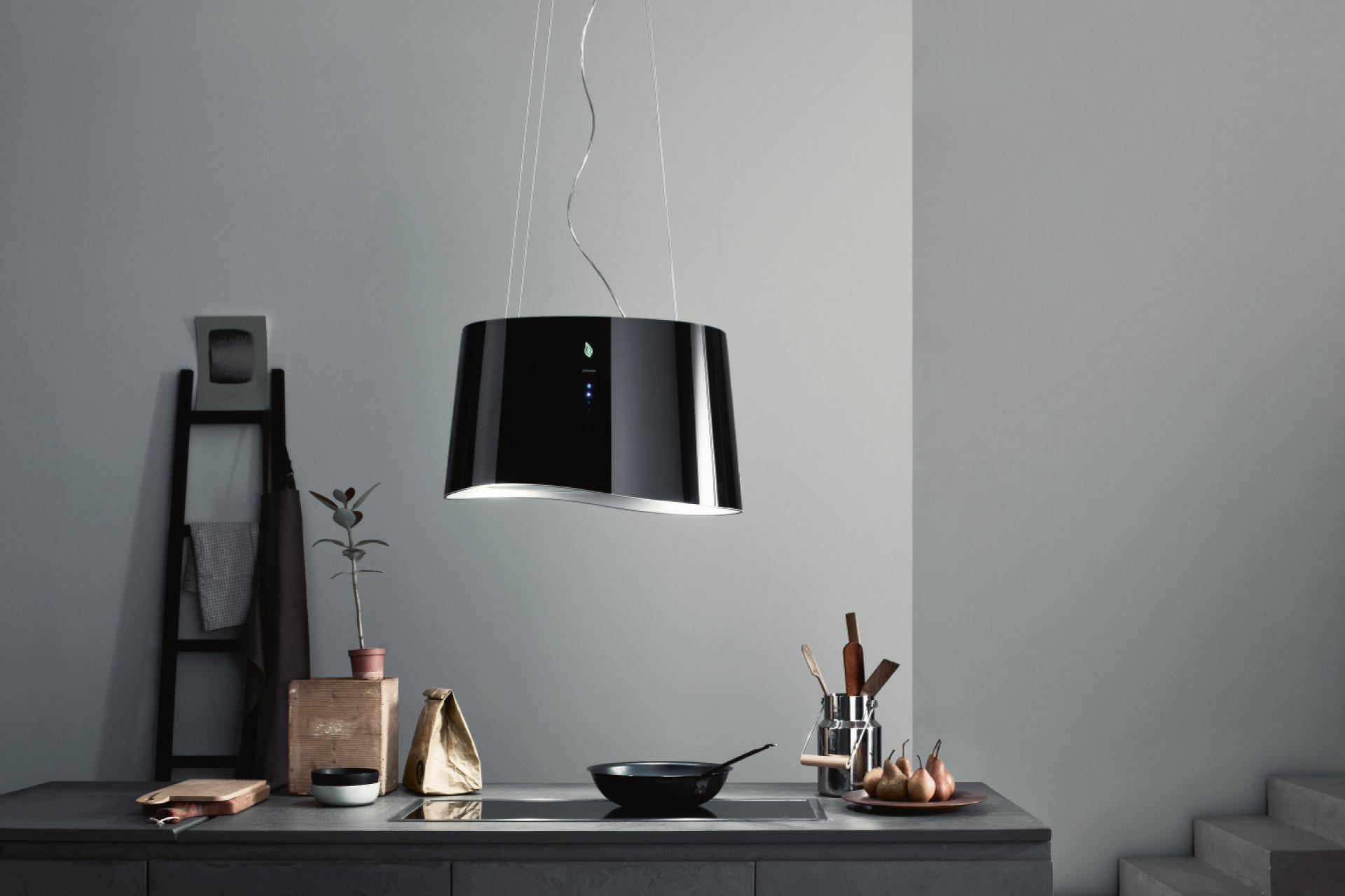 Moderní černá digestoř v designu svítidla