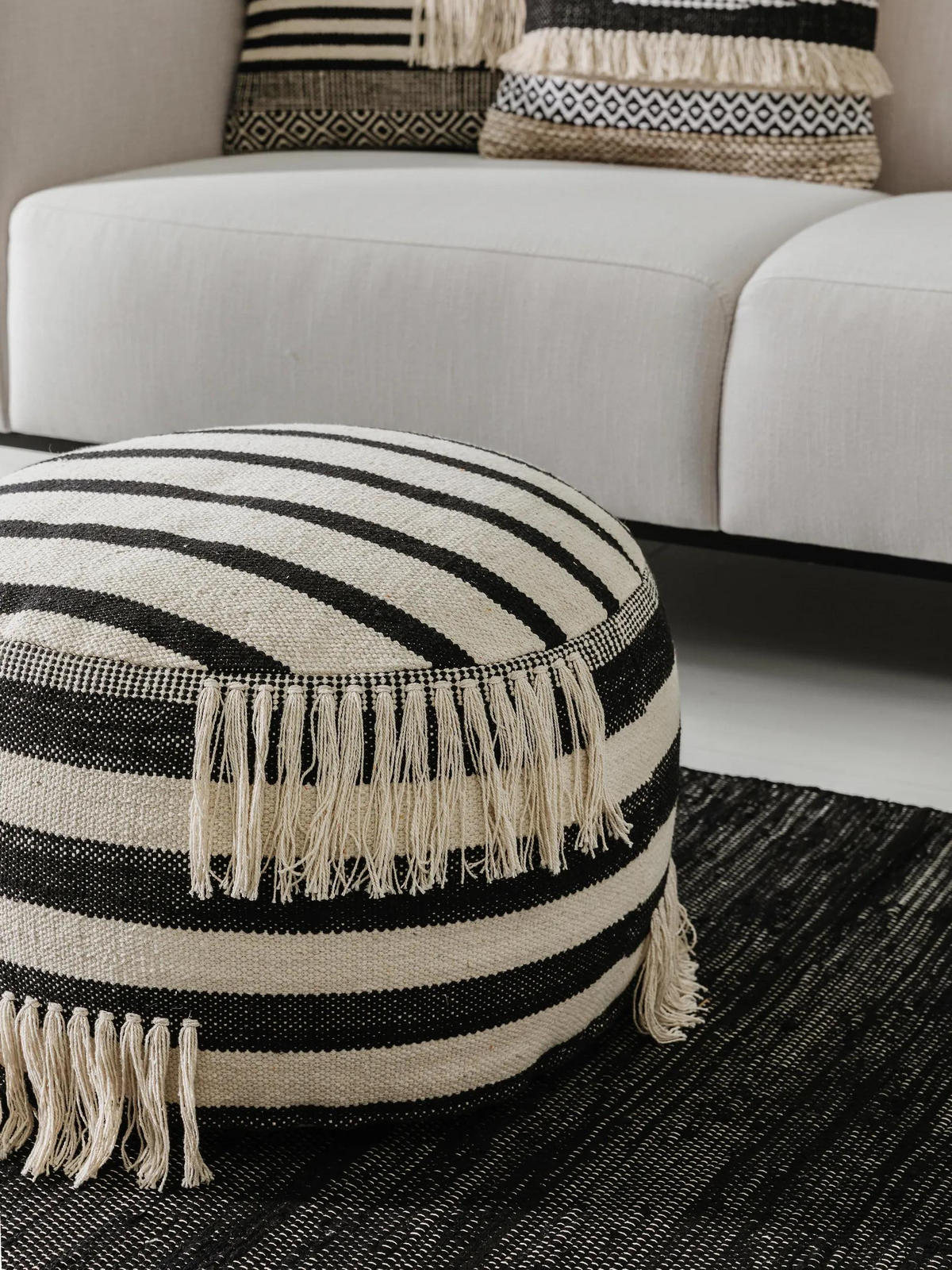 POUF Deja Schwarz/Weiß 55x55x30 cm - Schwarz, Textil (55/30/55cm) - benuta Pop