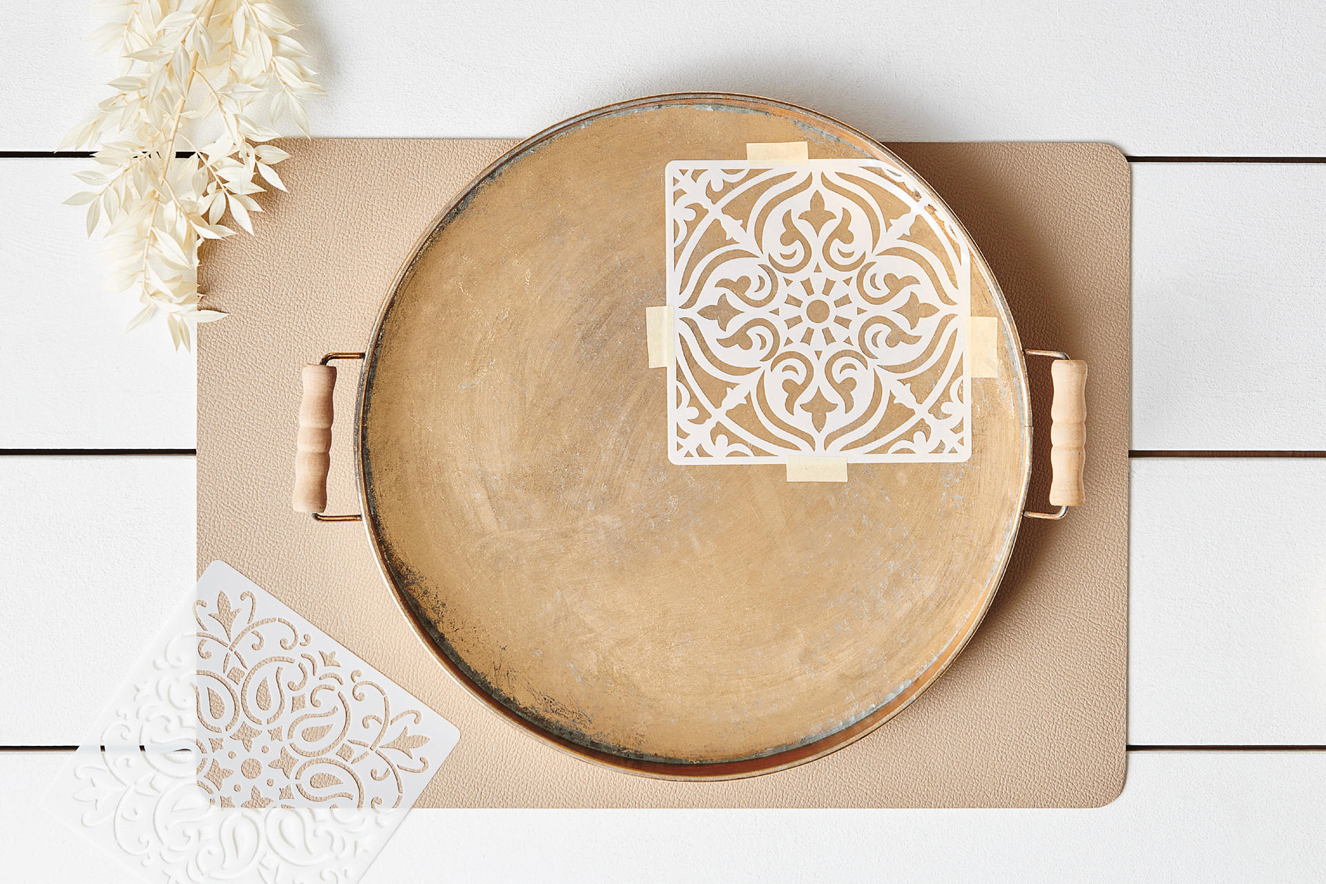 Schritt eins: DIY-Tablett mit Schablone