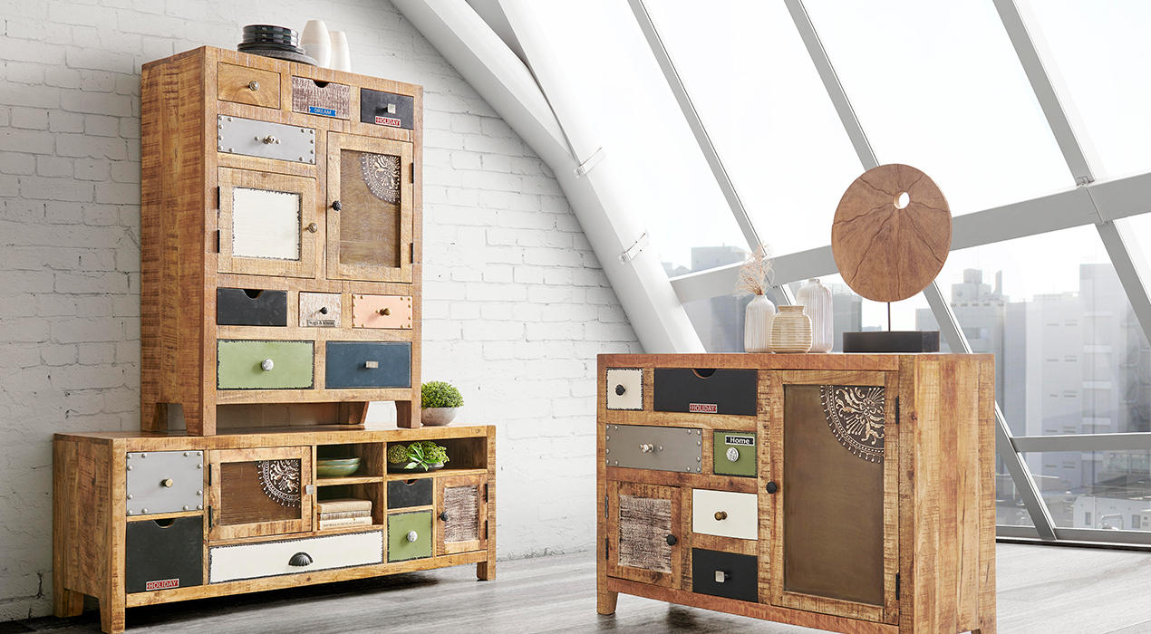 Lowboard, Highboard und Kommode im Retro-Stil mit vielen Schubladen in unterschiedlichen Mustern und Farben.