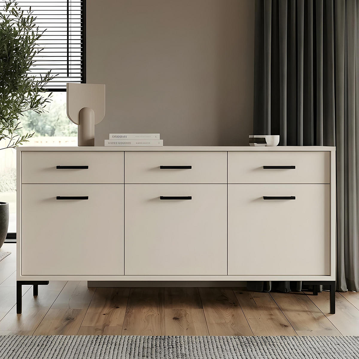 KOMODA Selena se 3 dvířky a 3 zásuvkami, kovové nohy, tiché dovírání, kašmír, 150 cm - černá/kašmírová, kov/kompozitní dřevo (150/85/40cm) - Beautysofa