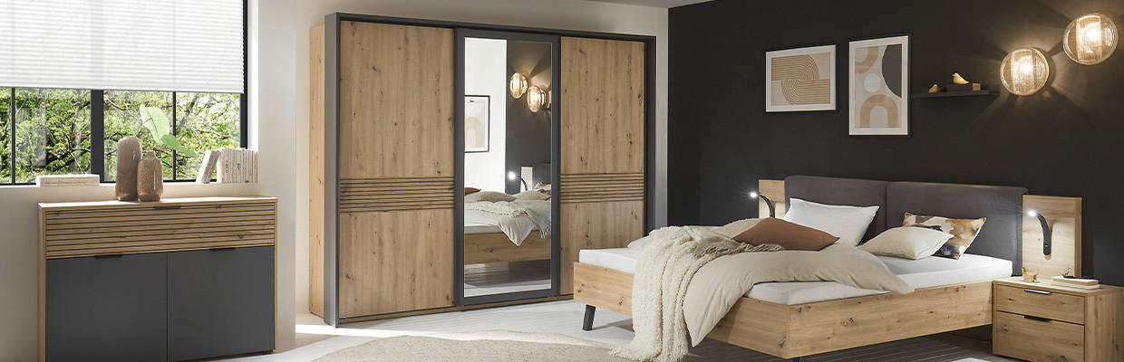 Holz und schwarz farbiges Schlafzimmer