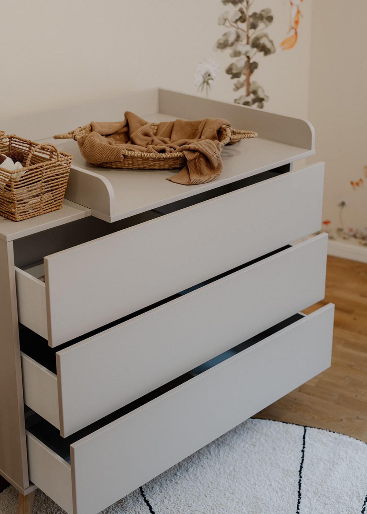 WICKELKOMMODE EDEN – Push-to-Open, Soft Close, abnehmbarer Wickelaufsatz & Schubladen mit Fächern - sahara dust - Buchefarben/Sahara, Holzwerkstoff/Buchenholz (71/94/114cm) - Sämann – make a difference.