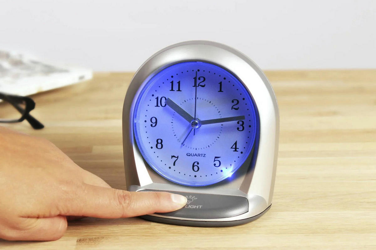 WECKER LED, geräuschlos, mit Ziffernblattbeleuchtung - Silberfarben, Kunststoff (7.5/12.5/11.8cm) - Westfalia